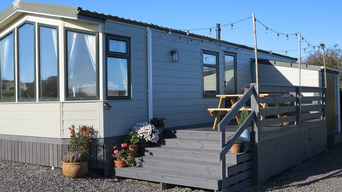 Cylch-Y-Garn Cottage | PLAS TIRION CARAVAN, family friendly, with a garden in Cemaes Bay