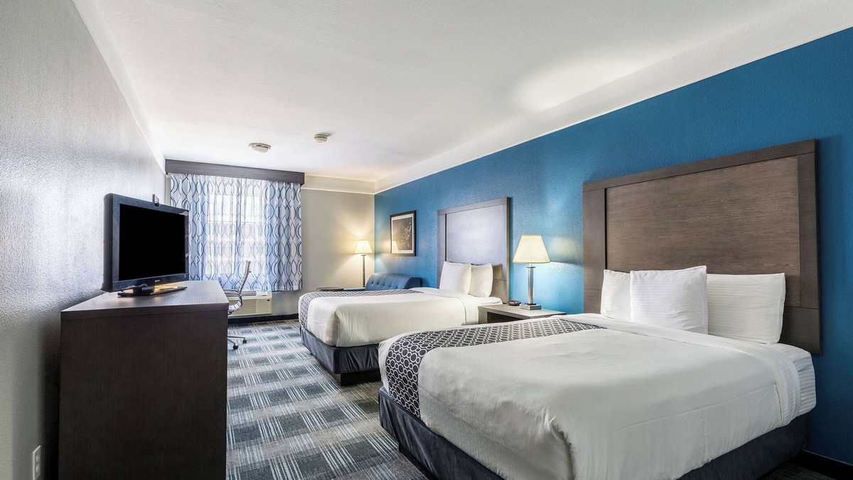 Webster Hotel | Platinum Inn & Suites Webster