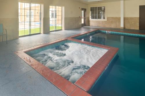 Webster Hotel | Platinum Inn & Suites Webster
