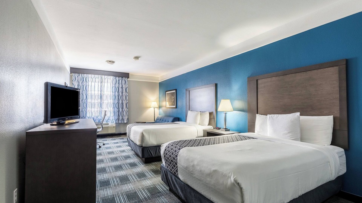 Webster Hotel | Platinum Inn & Suites Webster