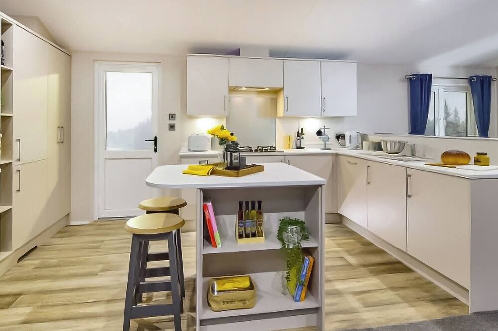 Mablethorpe Ski Chalet | Platinum Lakeview Lodge Sleeps 8