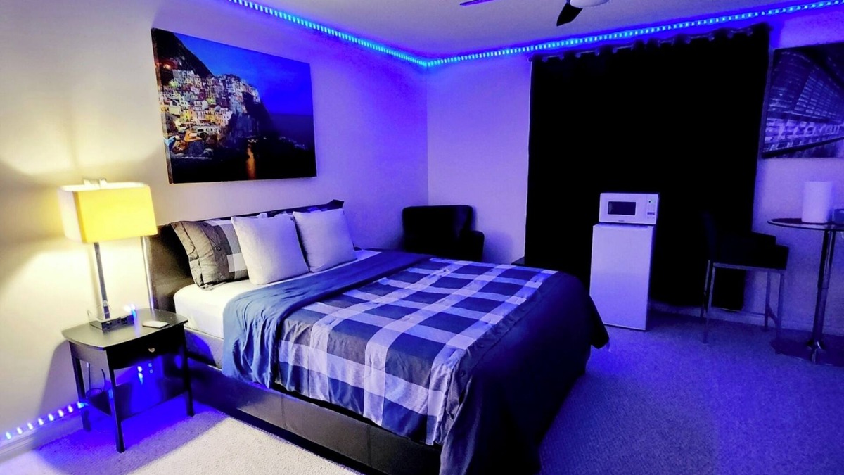 London House | Platinum Staycation Suite- Private Ensuite Bedroom with free parking
