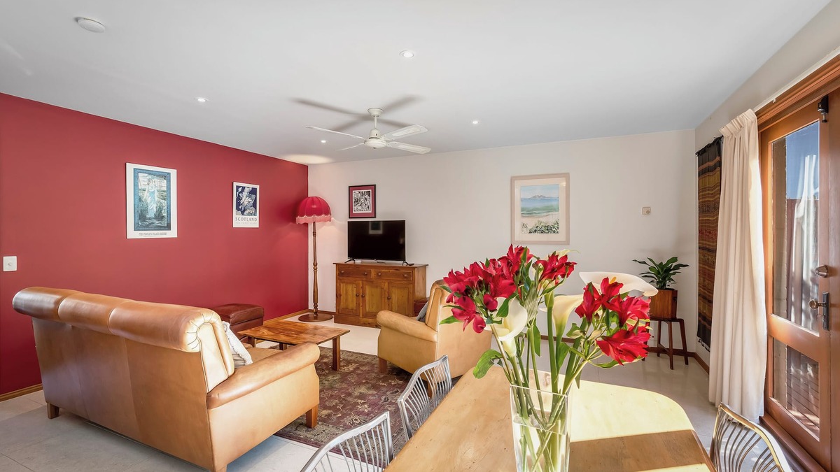 South Hobart House | PLATYPUS COTTAGE. Watch them play from the garden.