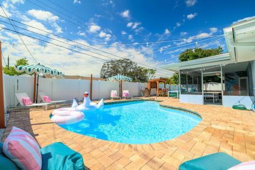 Largo House | Playcation Putt Putt Pool Tiki Bar Game Room