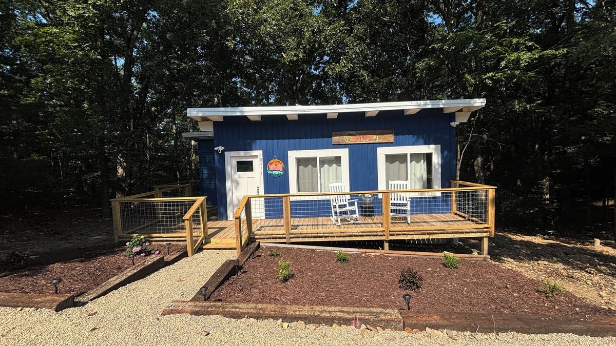 Wappapello Cabin | Playin’ Hooky is a cozy cabin with 1 bedroom, WiFi, & AC in welcoming Wappapello