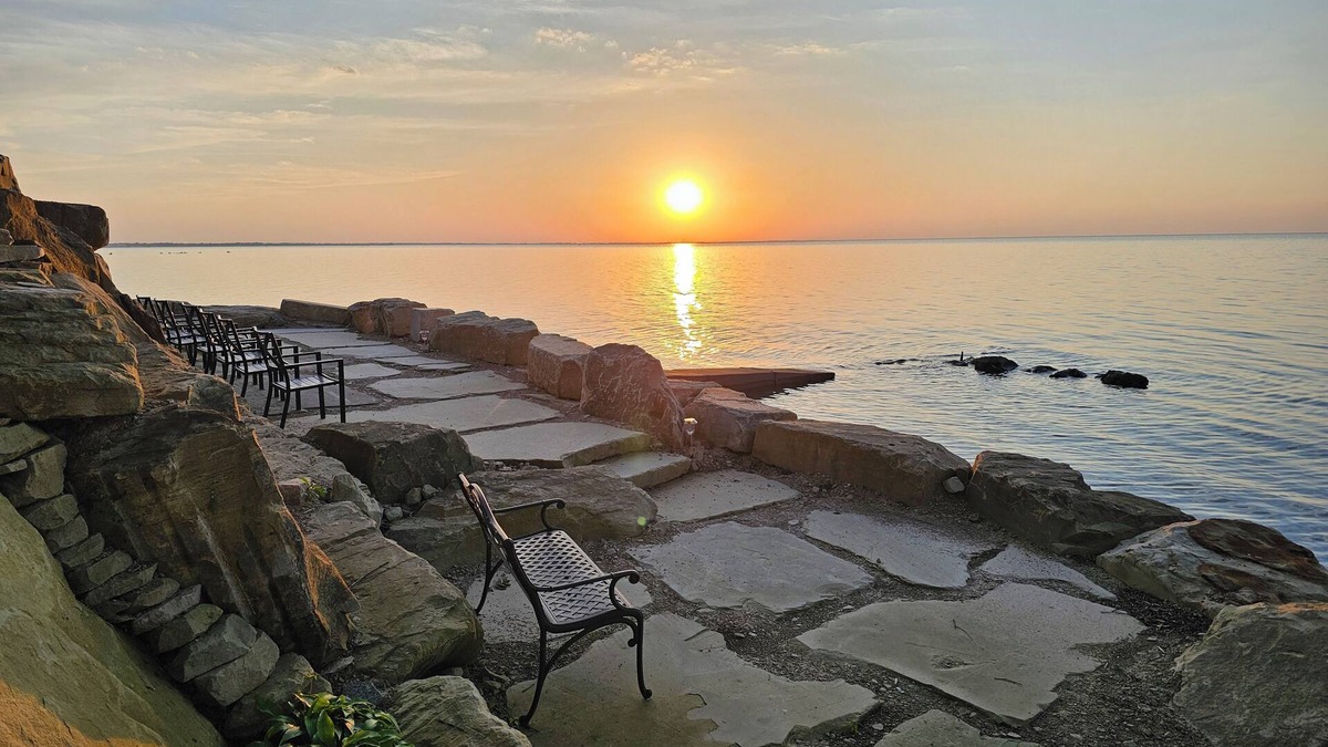 Vermilion House | Plaz Vilka Beachfront House, cozy & comfortable!