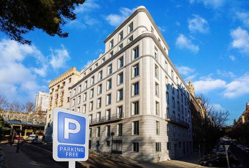 Moncloa - Arguelles Apartment | Plaza de España Skyline