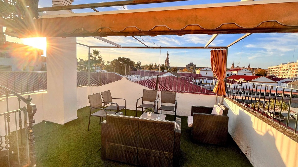 Huerta de la Salud House | Plaza España Family House, amplia casa con parking gratuito en la calle, ideal para familias y grupo