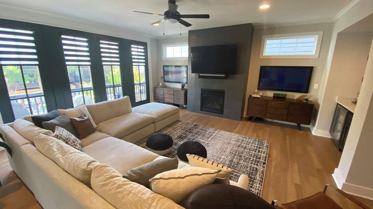 Plaza Westport House | Plaza Place - 5 minute walk to Country Club Plaza