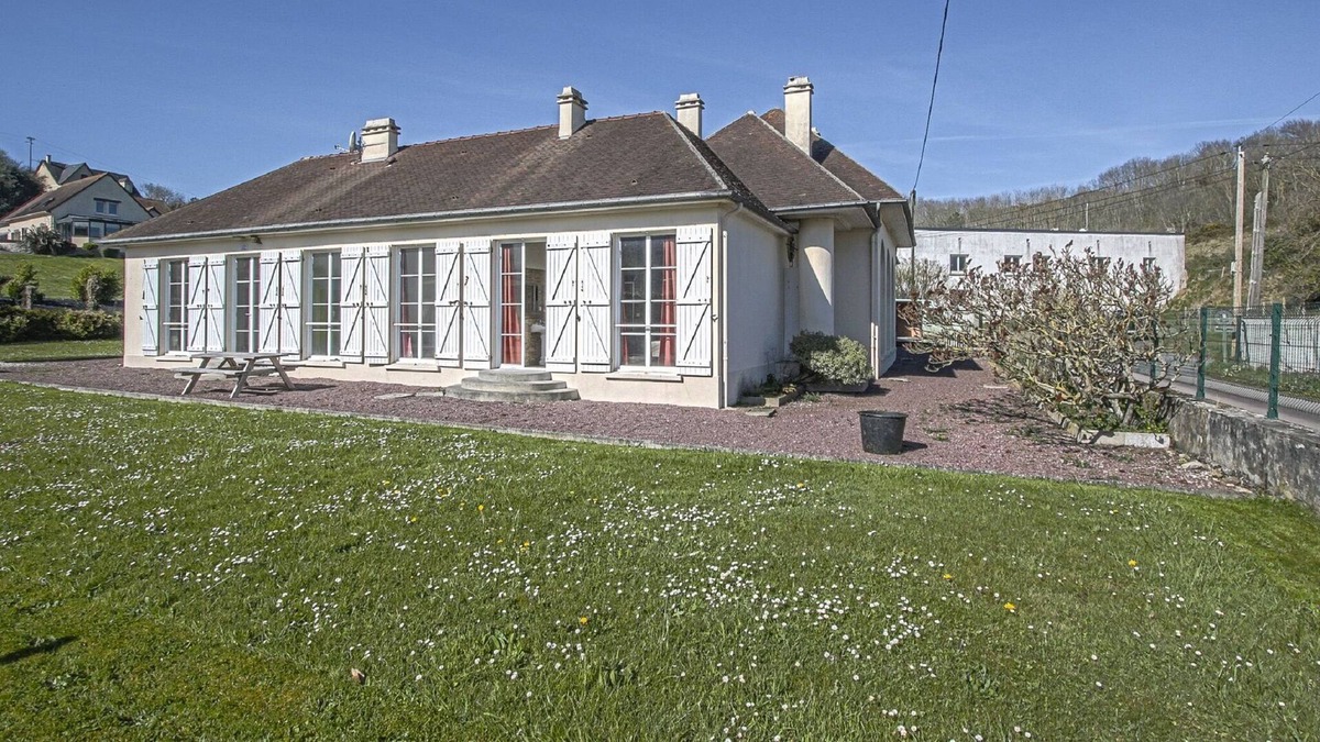 Sainte-Honorine-des-Pertes House | Pleasant holiday home in Aure sur Mer with terrace