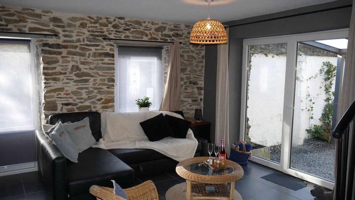 Burdinne House | Pleasant Holiday Home in Burdinne with Hot Tub