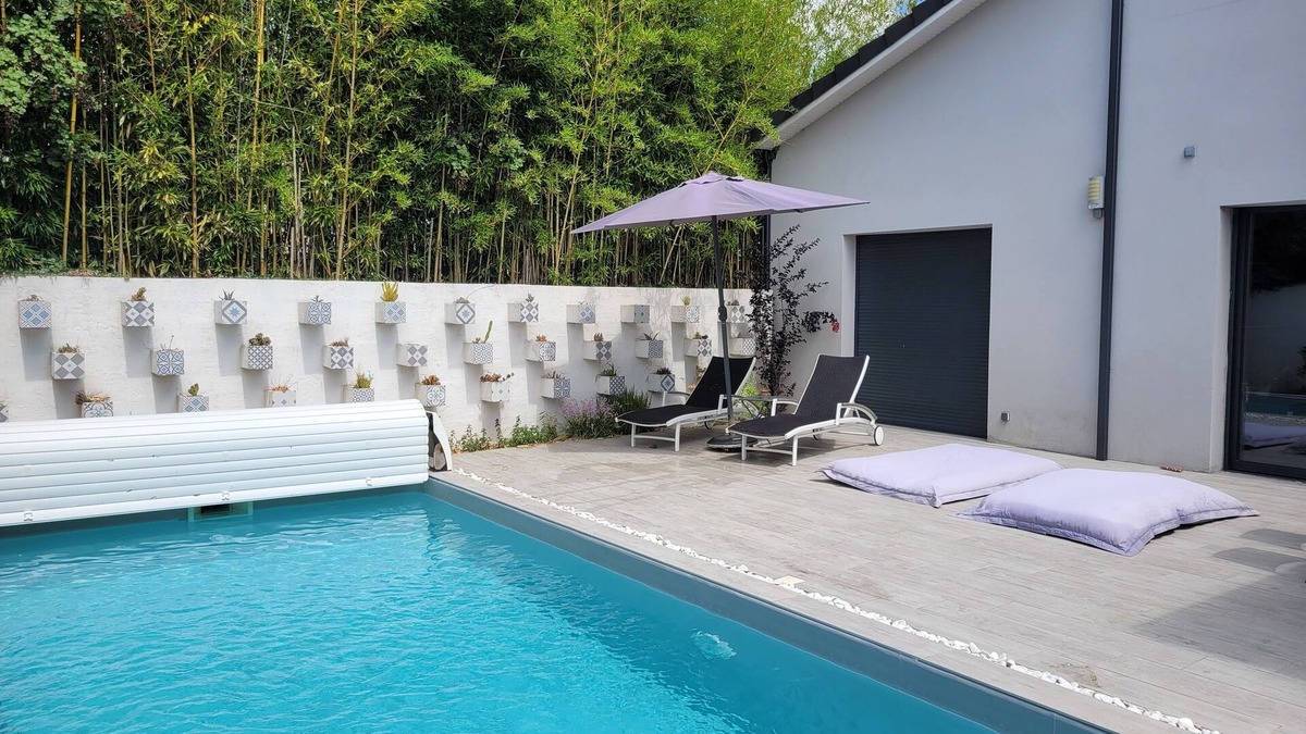 Merignac House | Pleasant house sleeps 10 with swimming pool and air conditioning, ideal for a family or group of friends.