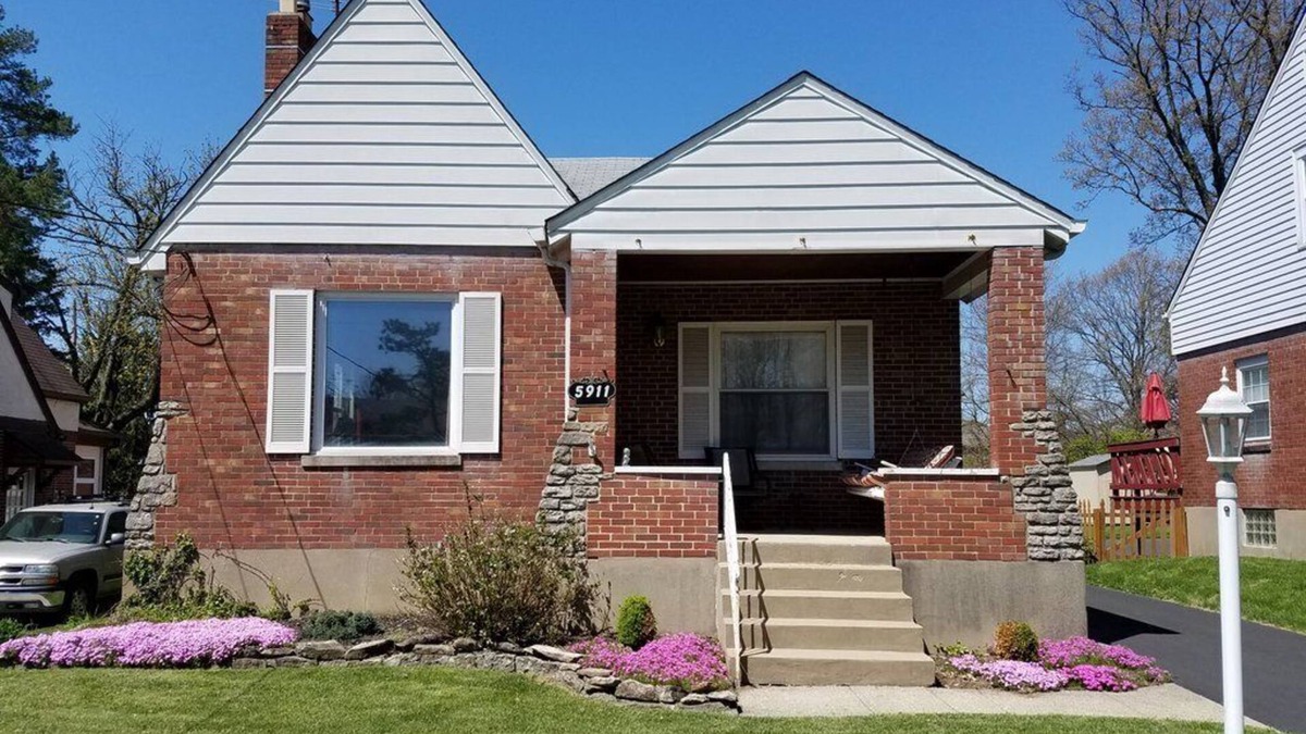 Roselawn Finance House | Pleasant Ridge - 8 miles from downtown Cincinnati in a walking neighborhood