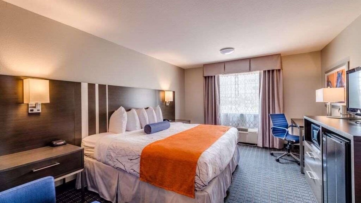 Lexington Hotel | Pleasant Stay, Convenient Location! Free Parking, Free Breakfast, Pool