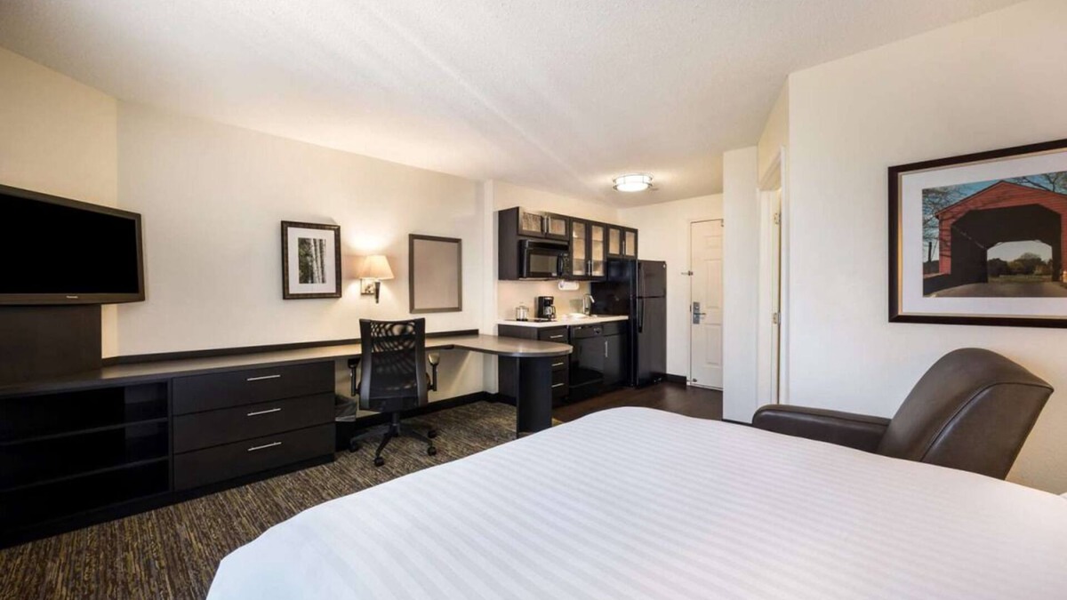 Troy Hotel | Pleasant Stay, Convenient Location! Free Parking, Kitchenette