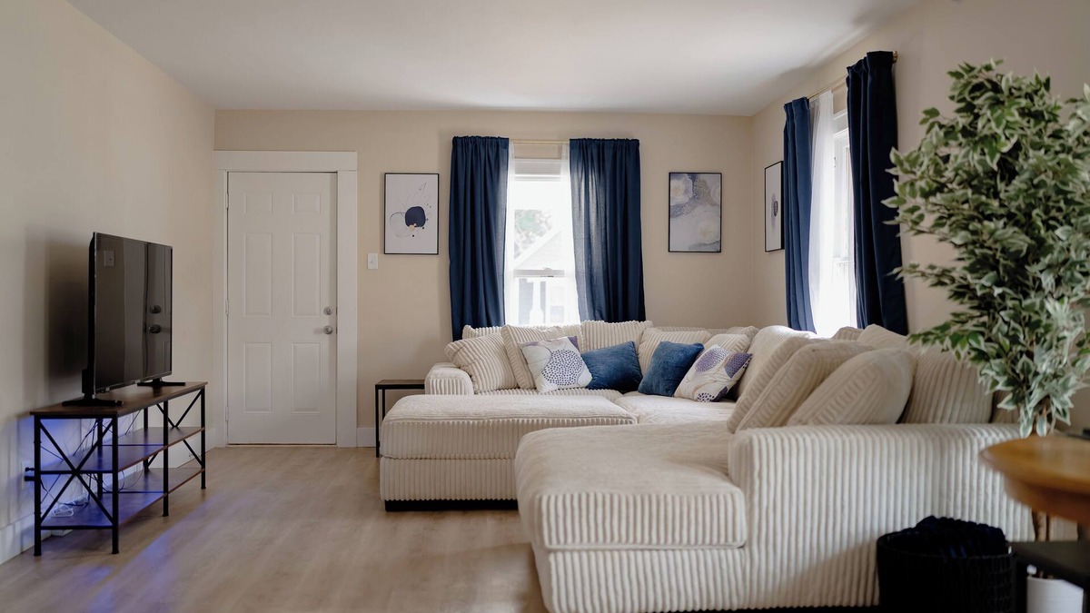South Bend House | Pleasant stay on Pleasant Street!