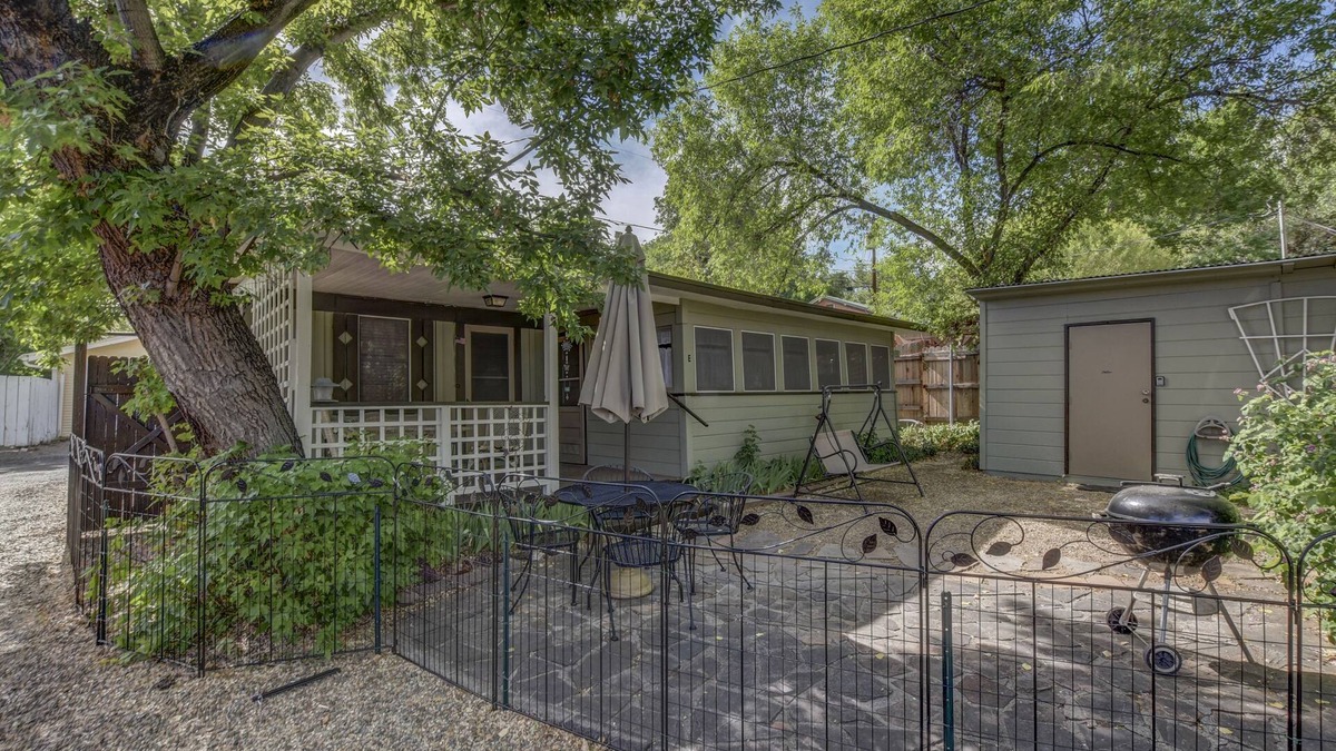 Prescott House | Pleasant Street Cottage ~ The Perfect Location with all the Comforts of Home