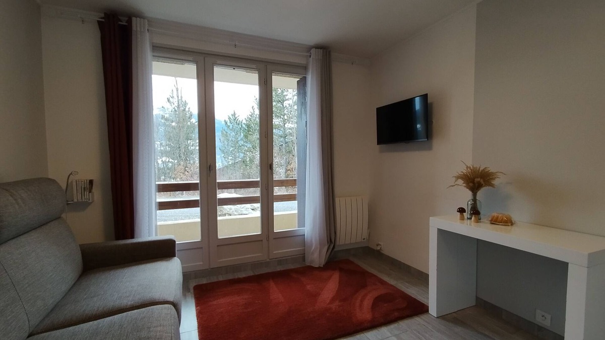 Barcelonnette Apartment | Pleasant T1bis apartment on the heights of Barcelonnette, a stone's throw from the town center.