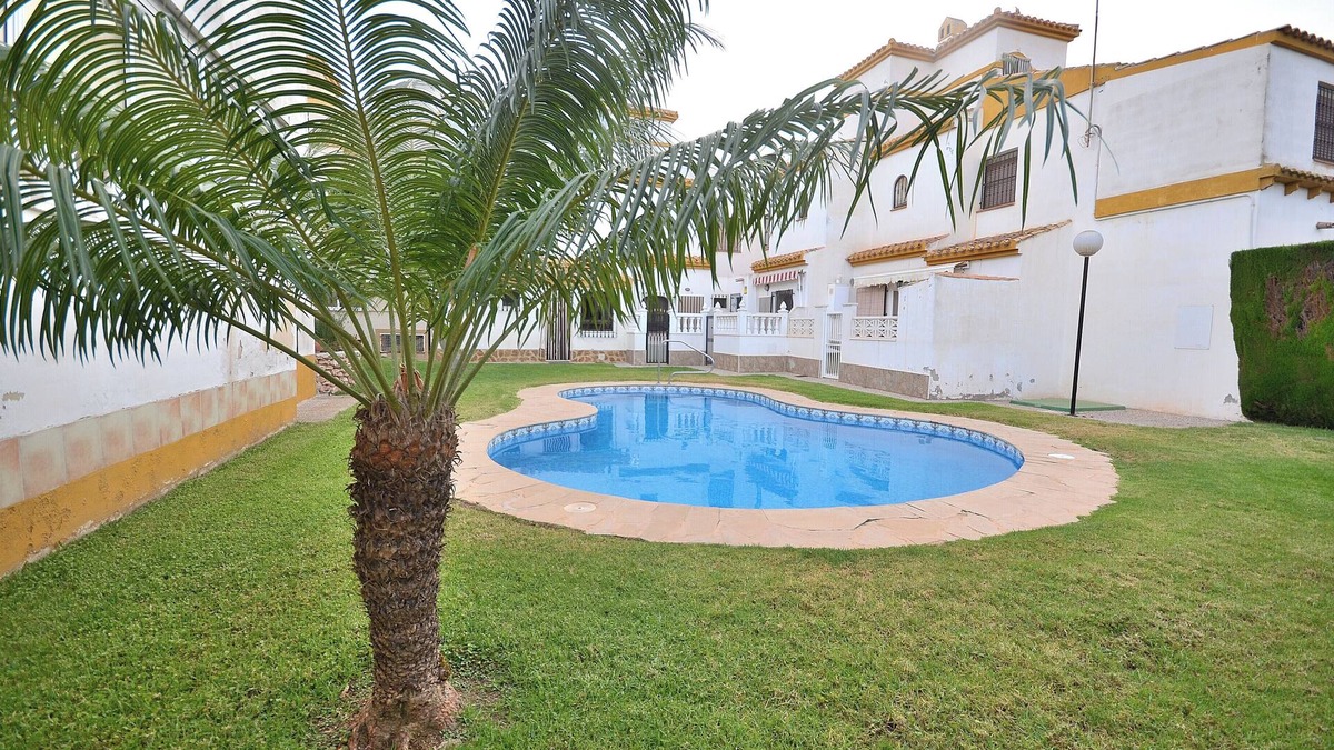Mutxamel House | Pleasant townhouse with swimming pool, hydro-massage showers