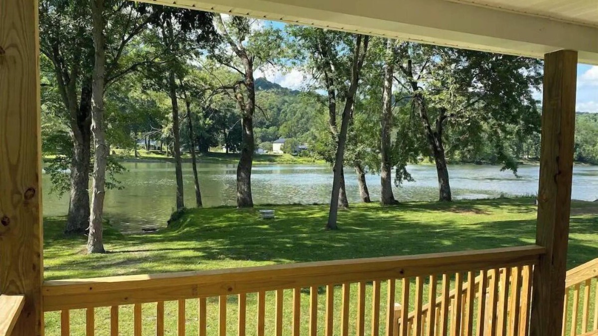 Irvine Cabin | Pleasant View - A brand new riverfront getaway!