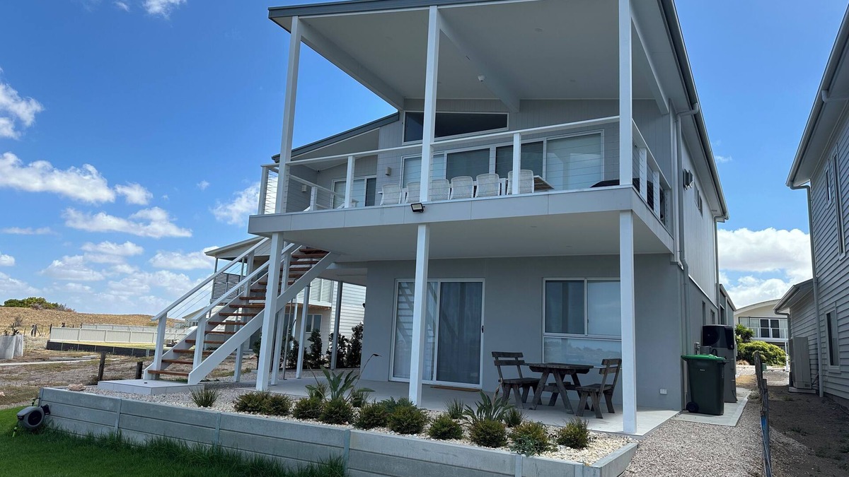 Muloowurtie House | Pleasant View Too- 5 bedrooms! Off peak special!