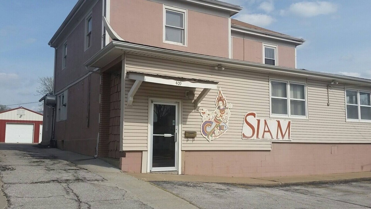 Warrensburg House | Plenty of charm and room in the center of Warrensburg, Missouri 64093