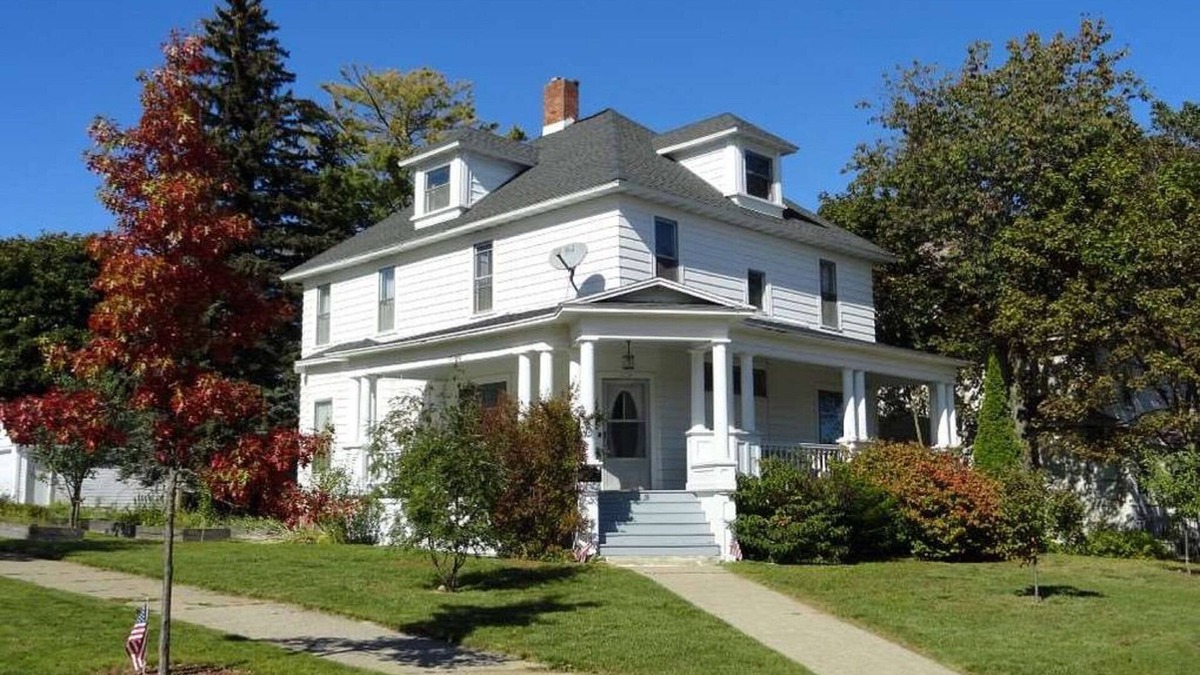 Munising House | Plenty of Parking & Trail Access! Walk to restaurants & bars in Munising