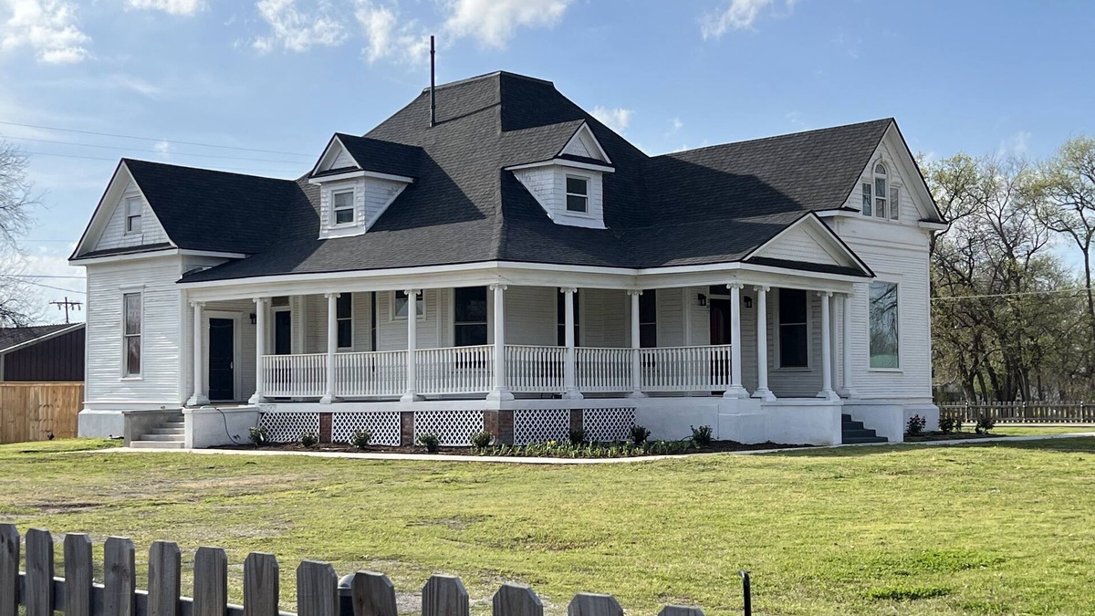 Davis House | Plenty of space to relax! Near Turner falls, the lake & Crossbar Ranch. Sleeps 6