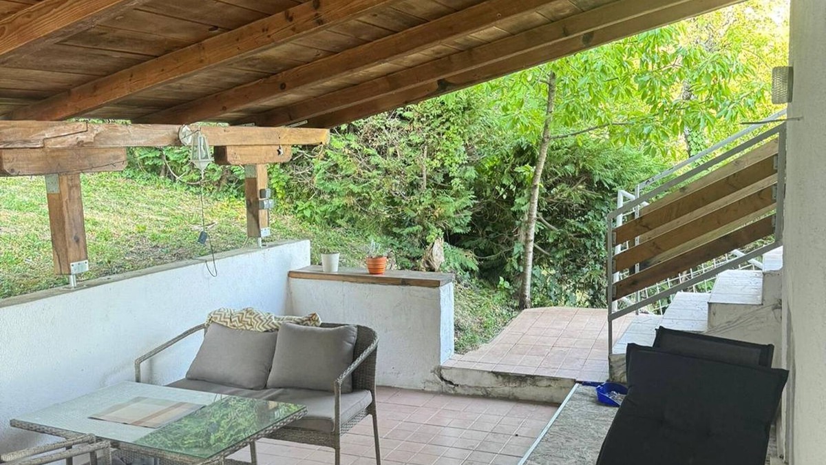 Breznik Plesivicki Apartment | Plesivica Hillside Holiday Home With Hot -tub