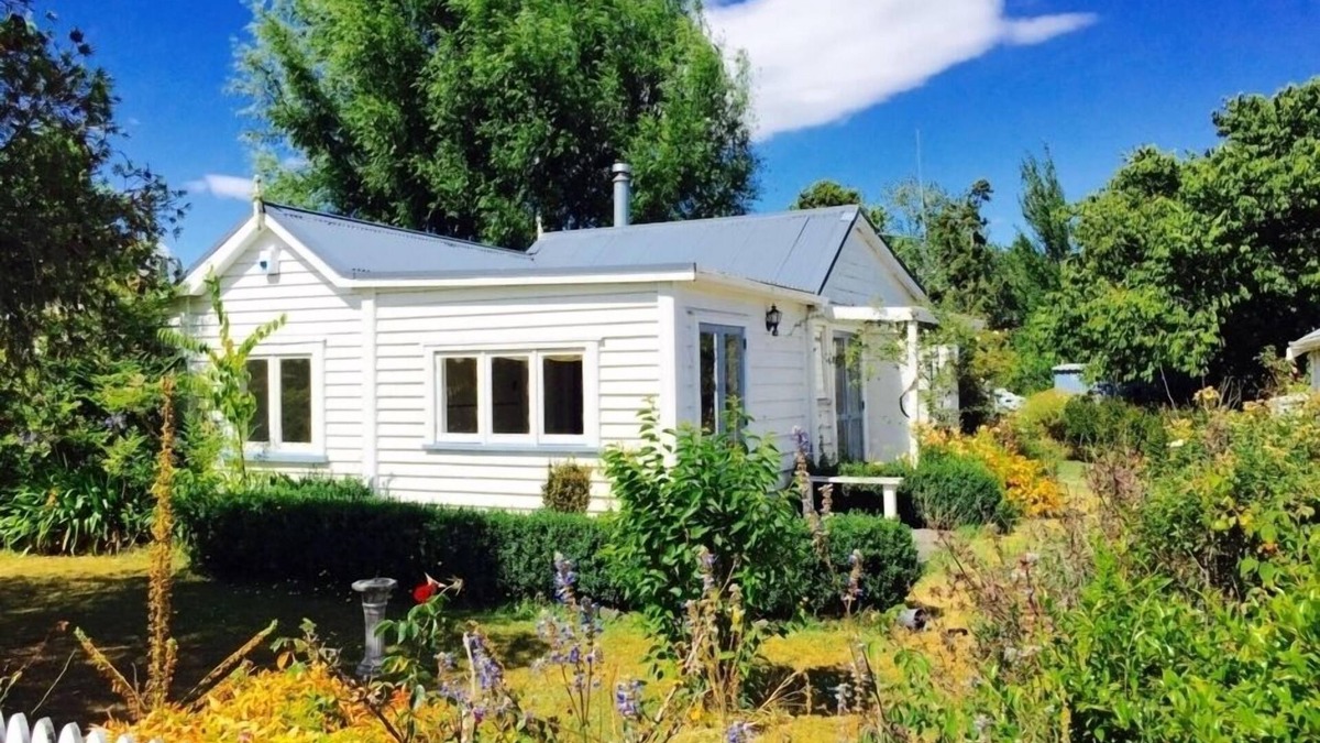 Pakaraka House | Ploughman's Cottage - Bay of Islands Getaway