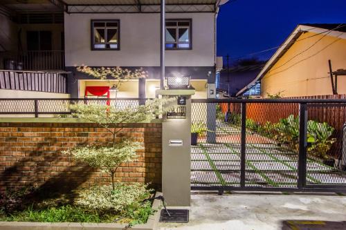 Benggali House | Plumeria 5BR Garden House by uBook