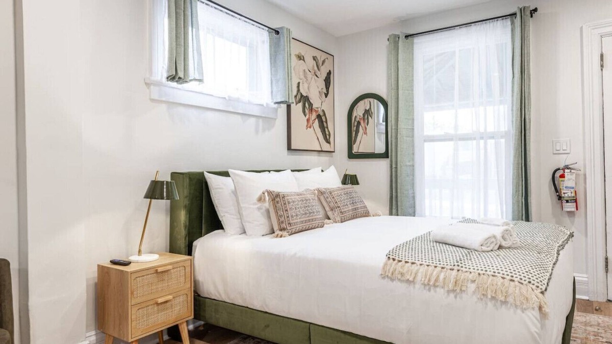 Stratford Apartment | Plums Unit 4: Downtown - Queen