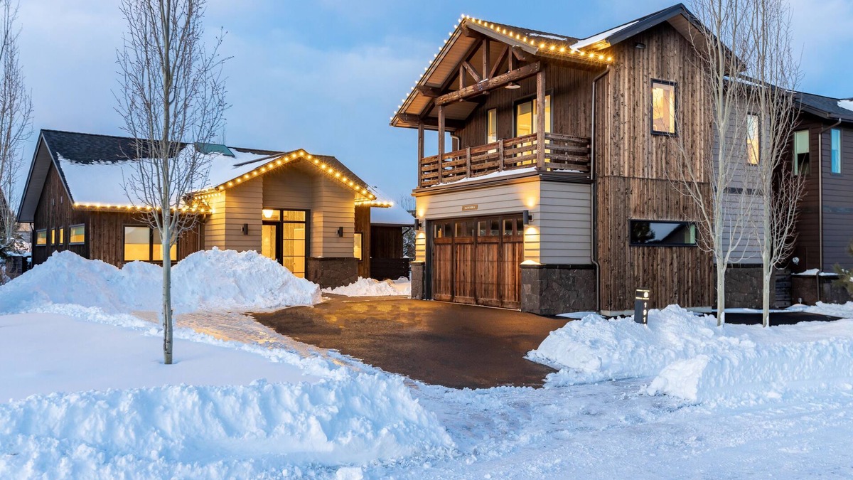 Bend House | Plush beds ~ heated resort pool ~ hot tub ~ Tetherow/Bend/Bachelor ~ wifi ~ 🐶