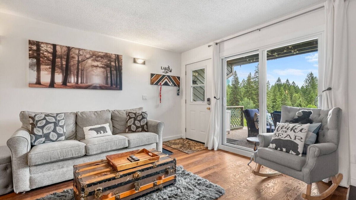East Kootenay Apartment | ⭐Plush⭐| Indoor Pool | Hot Tub | Beach | Tennis