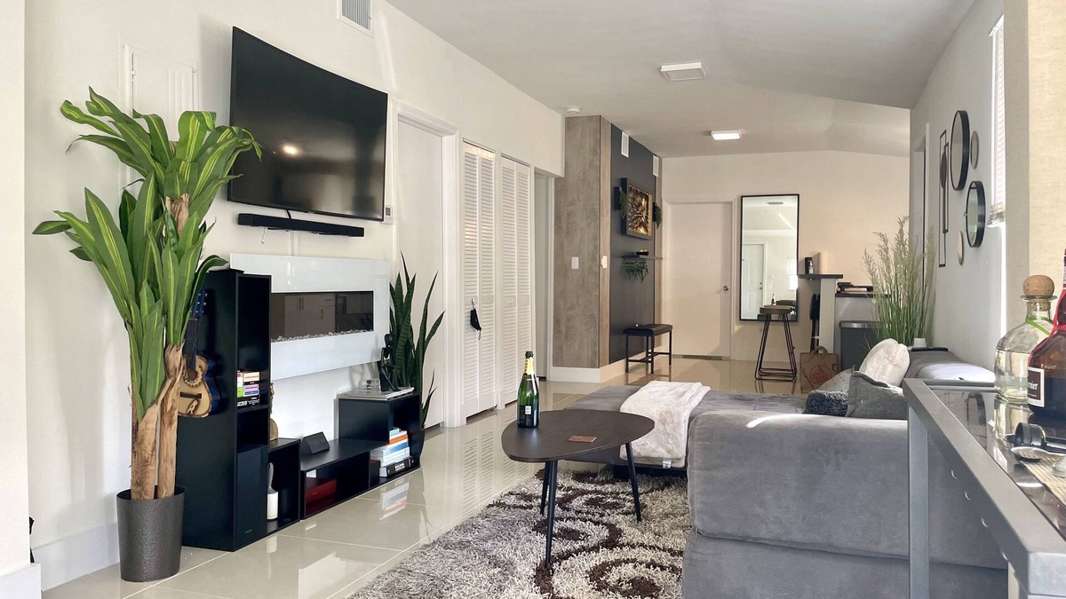 Seybold House | Plush Modern 2 BD Home with Jacuzzi Near Wynwood-Design District