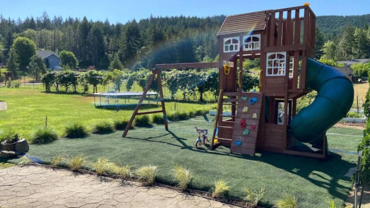 Philomath House | PNW Countryside Estate with Playground and Pickleball court