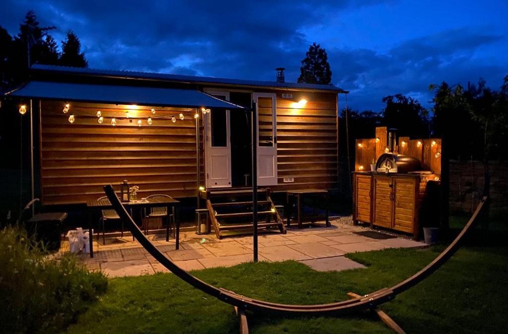 Kippen House | Poachers Hut at Keepers Cottage - Hot Tub & Pizza Oven - Trossachs