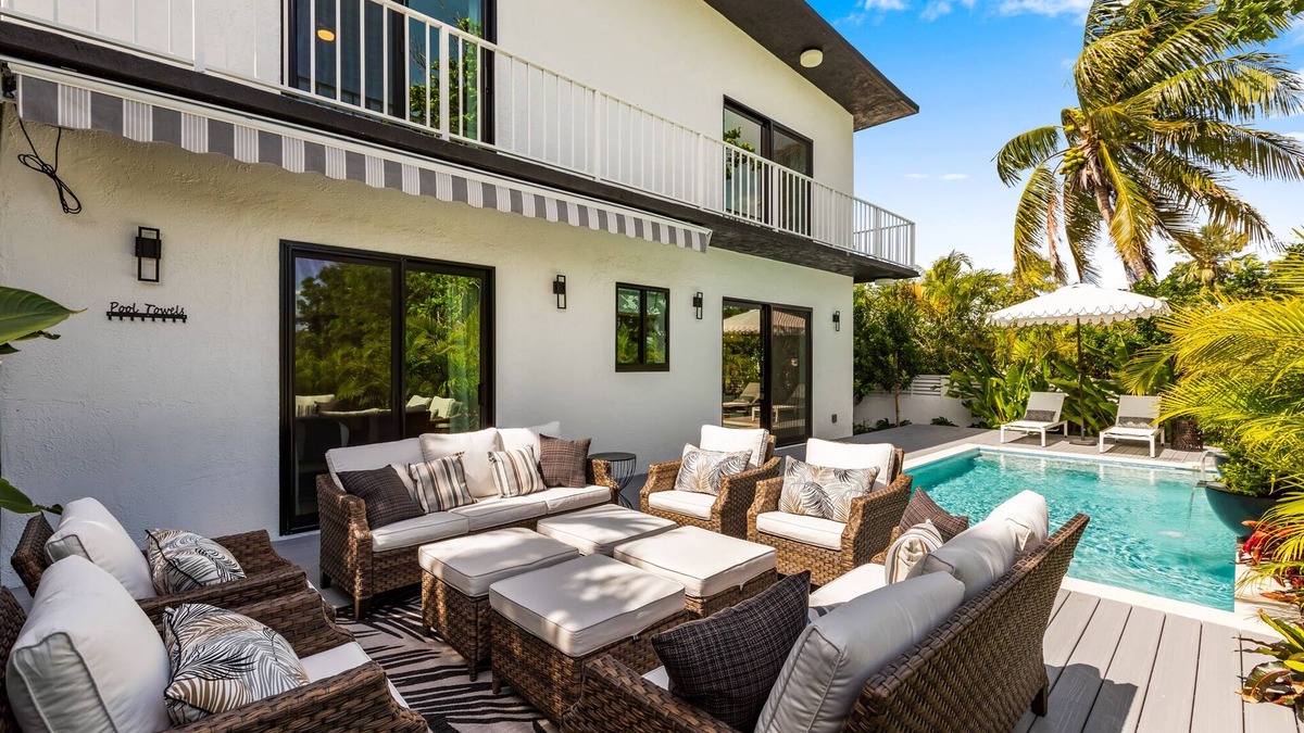 Midtown House | POCKETFUL OF SUNSHINE ~ 5 BR Near Beach and Prime Fireworks Watching!
