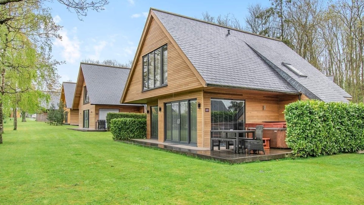 Pocklington Ski Chalet | Pocklington Deluxe Lodge