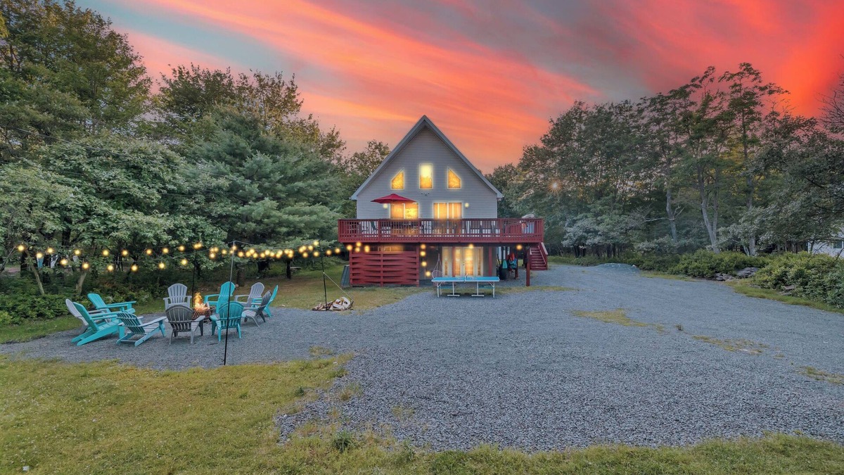 Briar Crest Woods Ski Chalet | "Pocono Antilia" 7 BR Chalet Sleep 18 w/Hot Tub, Sauna & Game Room