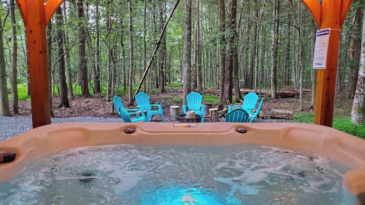 Pocono Lake Ski Chalet | Pocono Chalet Getaway | Pools, Hot Tub, Lakes