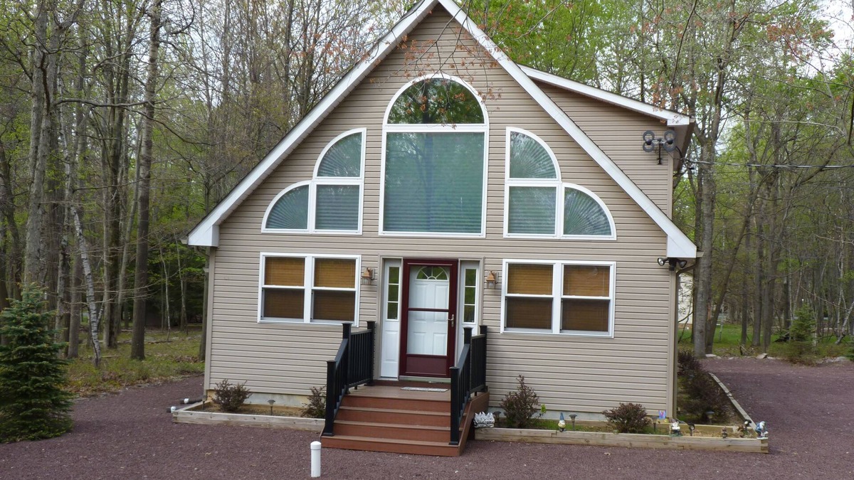 Briar Crest Woods Ski Chalet | POCONO CHALET SLEEPS 10 CLOSE TO BIG BOULDER-POCONO RACEWAY & ALL THINGS POCONO