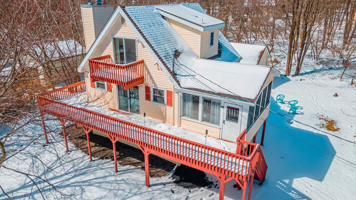 Long Pond Ski Chalet | Pocono Chalet w Hot Tub, Firepit Games & Pool Table