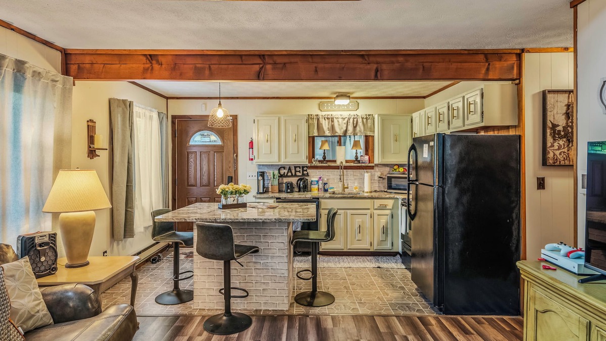 Bushkill Ski Chalet | Pocono Escape with Game Room & Hottub - 30 Minutes to Delaware Water Gap
