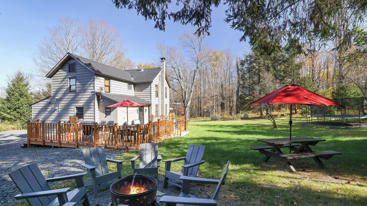 Newfoundland Other | Pocono Family Farmhouse w/king bed and game room!