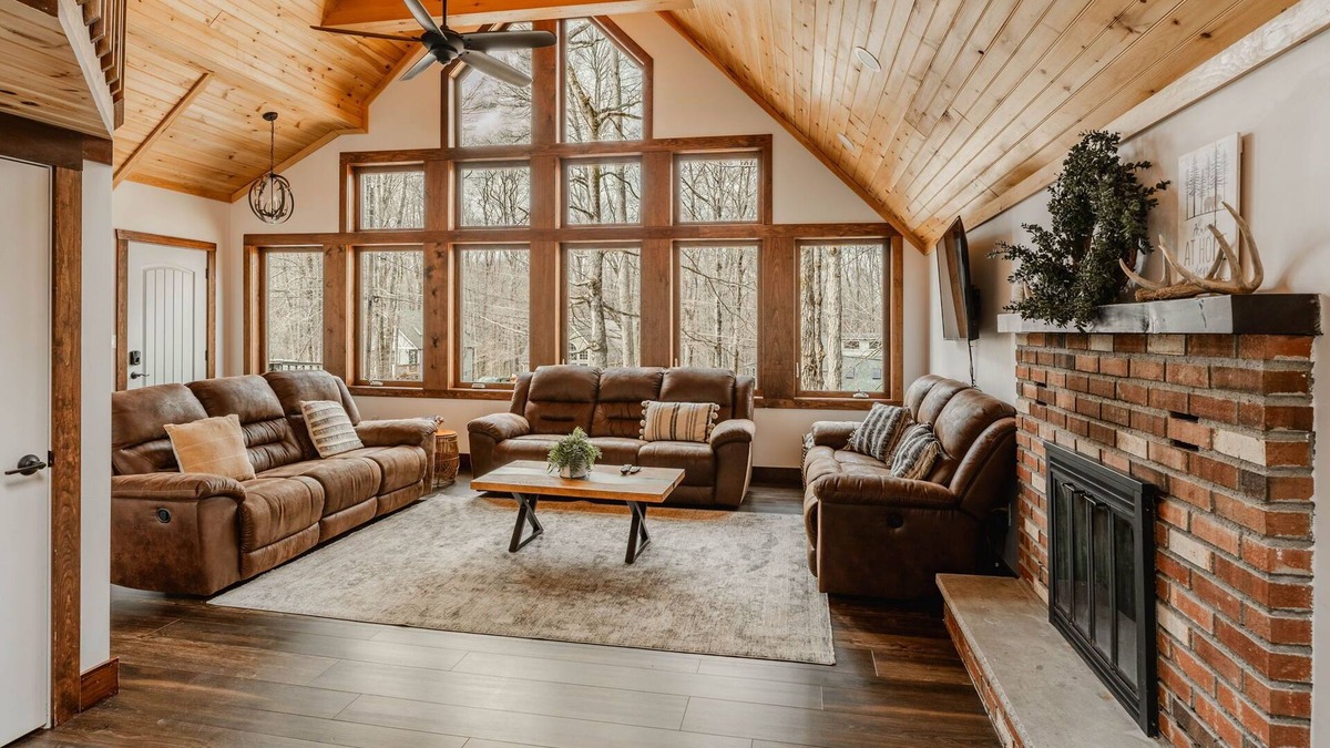 Thornhurst Cabin | Pocono Family Getaway - Beautiful Home in Arrowhead Lakeside Community!