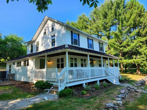 Stroudsburg House | Pocono Farmhouse - Fully Renovated 1881 Home