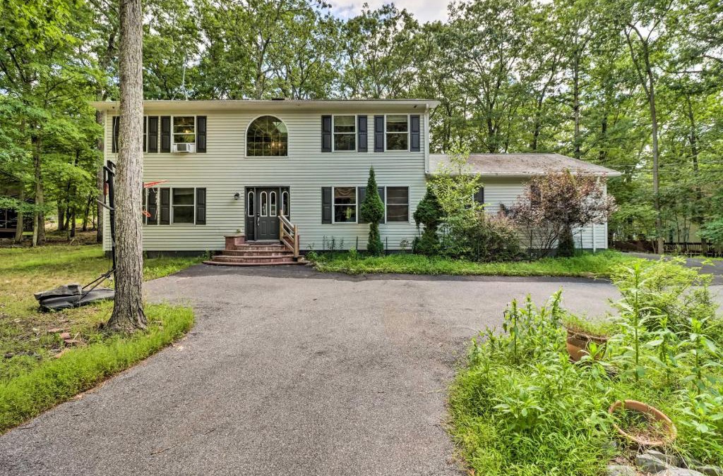 Bushkill House | Pocono Gem with Deck and Fire Pit, 9 Mi to Skiing!