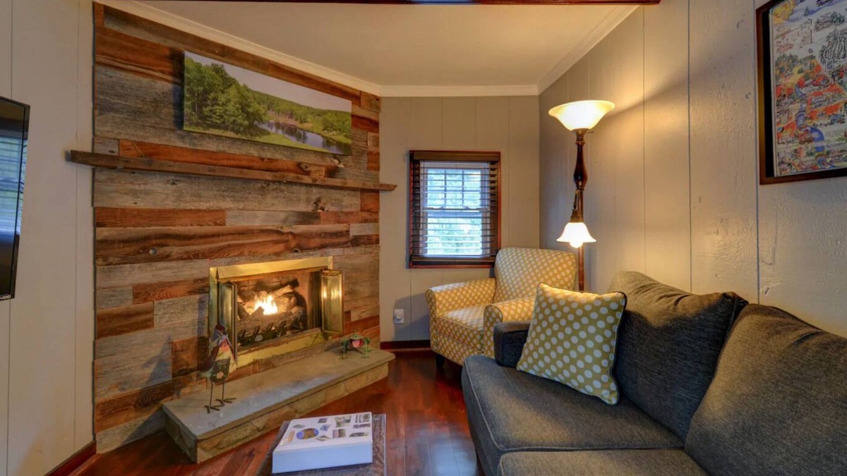 Canadensis House | Pocono Getaway /Hot Tub /Fire Pit /Volleyball /Billiards /Ping Pong /Poker