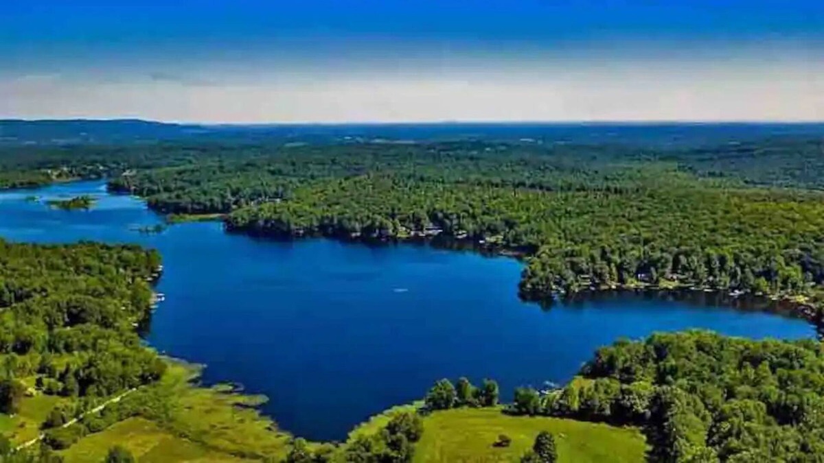 Lake Ariel Cabin | Pocono Lodge w/ Hot Tub + Fire Pit + Game Room